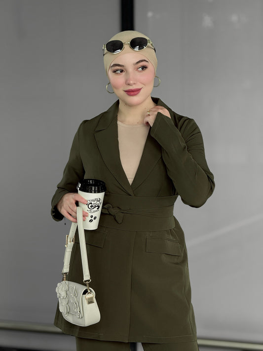 Ensemble tailleur avec ceinture vert olive
