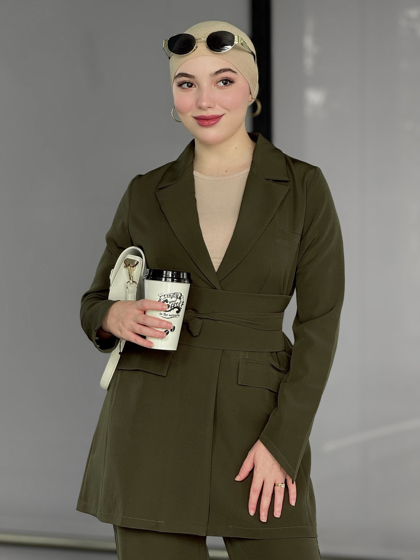 Ensemble tailleur avec ceinture vert olive