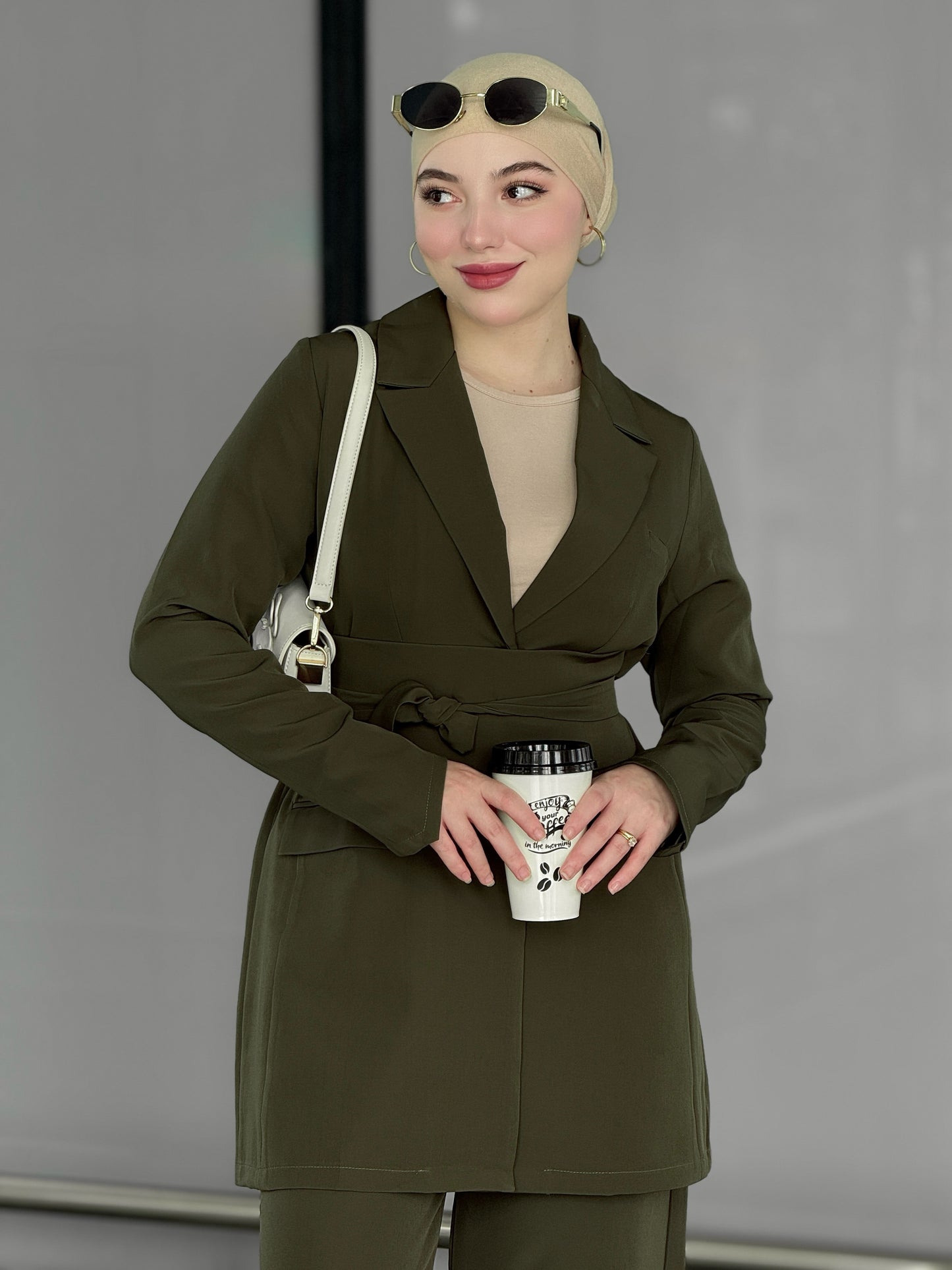 Ensemble tailleur avec ceinture vert olive