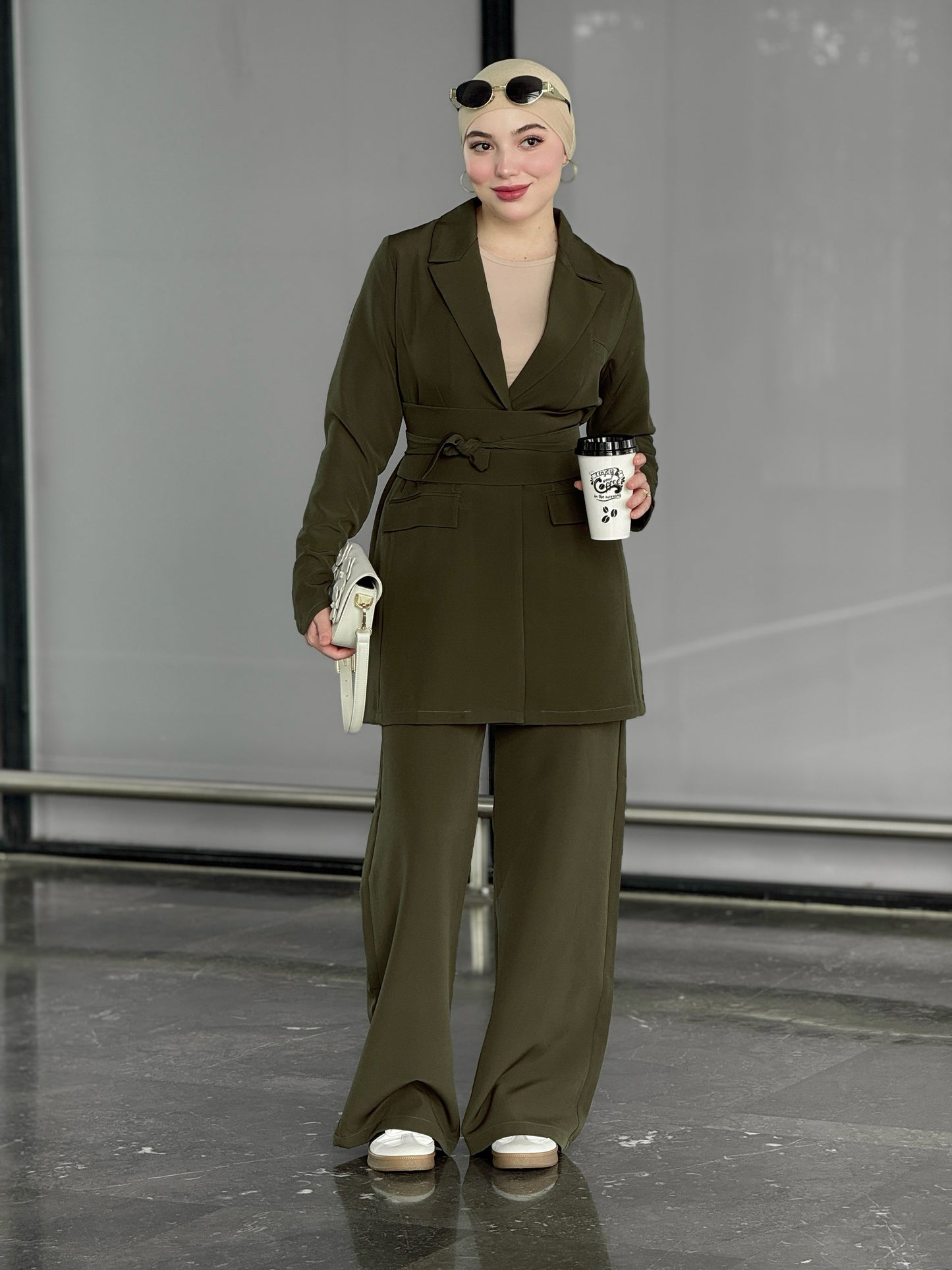 Ensemble tailleur avec ceinture vert olive