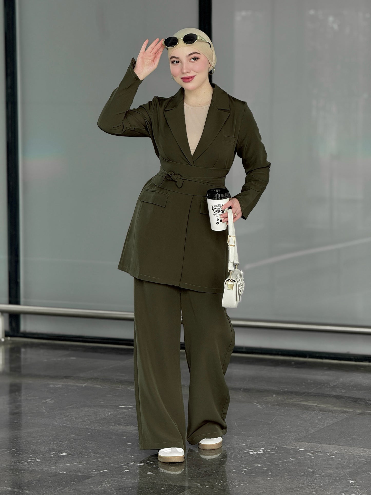 Ensemble tailleur avec ceinture vert olive